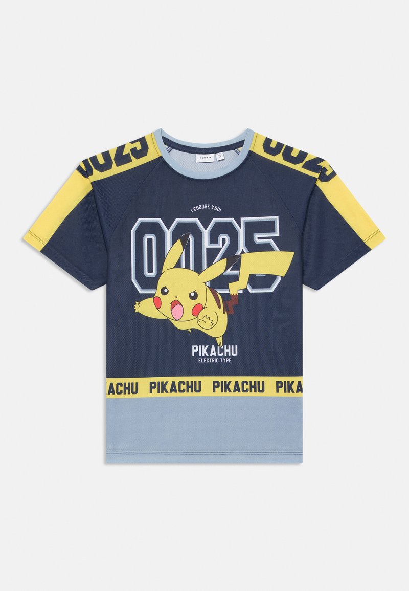 Temno modra majica s strešnimi rumenimi poudarki, ki vsebuje Pikachu grafiko, številko "0025" in napis "Izbiram te!" v kontrastrešnih barvah. Podrobnost o električnem tipu na dnu.