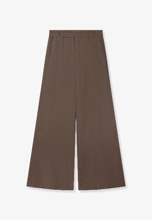 Pantaloni marroni a gamba larga con tasche laterali e passanti per cintura, caratterizzati da un design minimalista e una texture del tessuto morbida.