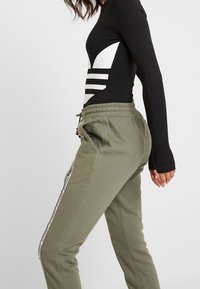 adidas Originals Träningsbyxor - khaki