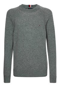 Grauer gestrickter Pullover mit Rundhalsausschnitt, gerippten Bündchen und Saum, ausgestattet mit einem kleinen Logo auf der Brust in rot, weiß und blau.