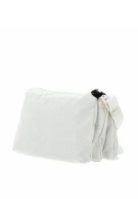 Weiße Stofftasche mit strukturierter Oberfläche, rechteckiger Form und verstellbarem Träger. Verfügt über einen Reißverschluss und wirkt leicht und kompakt.