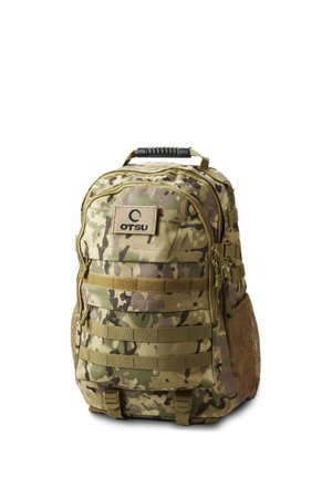Camouflage-mønstret taktisk rygsæk med frontlynlåse, flere stropper, sidelommer i mesh og top-håndtag, mærket OTSU.