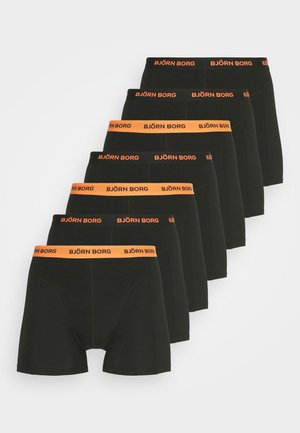 Svart boxer-short med elastiskt orange midjeband som har "BJÖRN BORG"-logotypen. Förpackning med sju, slät tyg, figurnära design.