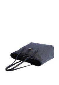 Bolso tote de ante gris oscuro con asas dobles delgadas y cierre de cremallera, mostrado acostado sobre un fondo blanco.