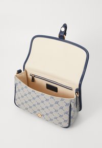 Borsa a tracolla beige con motivo e rifiniture in pelle blu. Presenta un interno crema, una tasca con zip e una chiusura a bottone in metallo dorato.