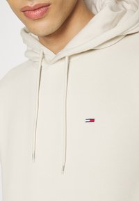 Tommy Jeans REGULAR HOODIE UNISEX - Sweatshirt - sand