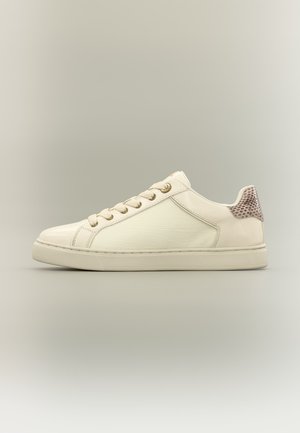 Sneaker beige basse con chiusura frontale con lacci, pannelli laterali in tessuto strutturato e dettaglio sul tallone con motivo pitone.