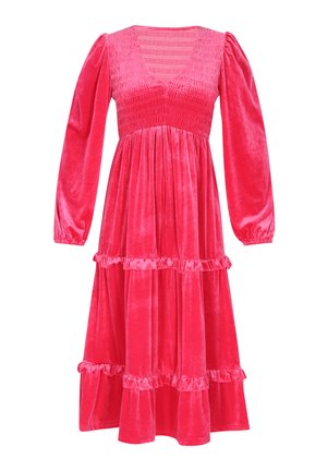 Sametové růžové šaty s výstřihem do V, nařaseným korzetem, dlouhými nafouknutými rukávy a přihrádkovými volány na spodním lemu. Měkká textura a splývavý design.