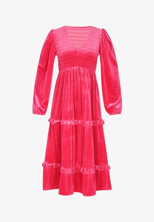 Rochie roz din catifea cu decolteu în V, corp smockat, mâneci lungi puff și volane stratificate la tiv. Textură moale și design fluid.