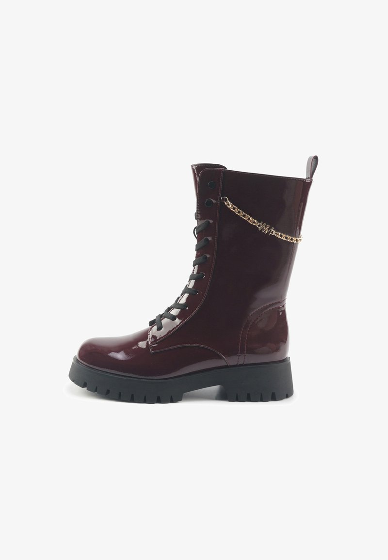 Stivali da combattimento in pelle patinata bordeaux con suola nera spessa, chiusura con lacci e un accento di catena dorata sul lato.