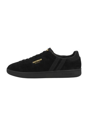 Sneaker in suede nero con profilo basso, caratterizzato da un branding dorato, righe tonali e una suola in gomma testurizzata. Design semplice con lacci.