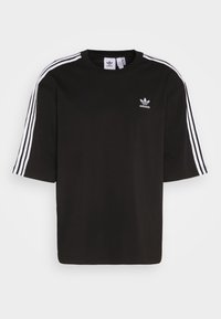 Svart t-shirt med kort ärm, tillverkad av bomull, med vita tre-randsdetaljer på ärmarna och en liten vit Adidas-logga på bröstet.