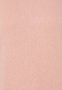 Ljust rosa, stickad tyg med en jämn textur. Enhetlig färg med subtila variationer och ett lätt ribbat mönster. Ingen synlig hårdvara.