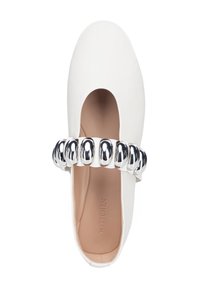 Zapato de cuero blanco con punta redondeada y diseño recortado, que presenta una correa de hebilla metálica plateada y un forro interior suave.