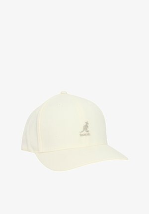 Cappello bianco con visiera curva, logo del canguro ricamato e fori per la ventilazione. Realizzato in tessuto morbido e testurizzato.