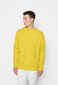 Nike Sportswear CRW - Camisola - vivid sulfur/white