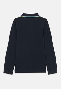 Langermet poloskjorte i marineblå bomull. Har en klassisk krage med et blått og gult stripete aksent. Enkelt og uformelt design.