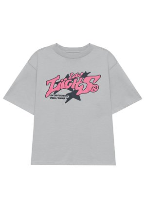 Hall prooviga hall puuvillaste T-särk, mille esiosas on suur roosa ja must graafikloogo. Lühikesed varrukad ja ümar kaelus.