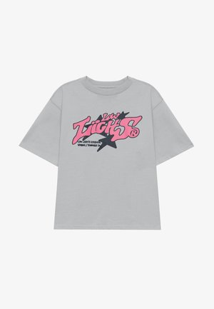 Hall prooviga hall puuvillaste T-särk, mille esiosas on suur roosa ja must graafikloogo. Lühikesed varrukad ja ümar kaelus.