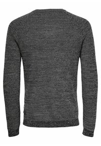 Grauer Pullover mit langen Ärmeln, der ein strukturiertes Strickdesign, einen runden Halsausschnitt und enganliegende Bündchen aufweist. Es sind keine sichtbaren Logos oder Verzierungselemente vorhanden.