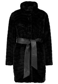 Sort kunstpelsfrakke med høj krave, der har en ribbet struktur, bælte i taljen og lange ærmer.