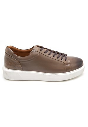 Trainers - beige