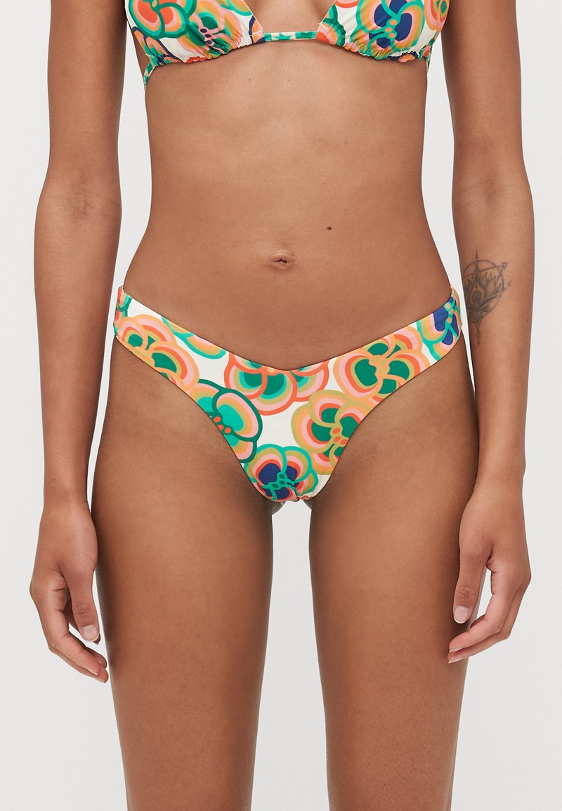 Bikini med et fargerikt blomstermønster som har oransje, grønn og blå farger. Laget av glatt materiale, den har lavt liv og minimalistisk design.