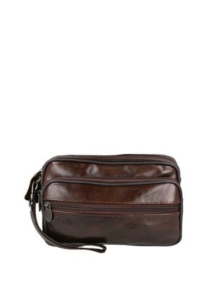 Bolso de muñeca de cuero marrón oscuro con dos compartimentos con cremallera y un pequeño asa en el lado izquierdo sobre un fondo blanco.