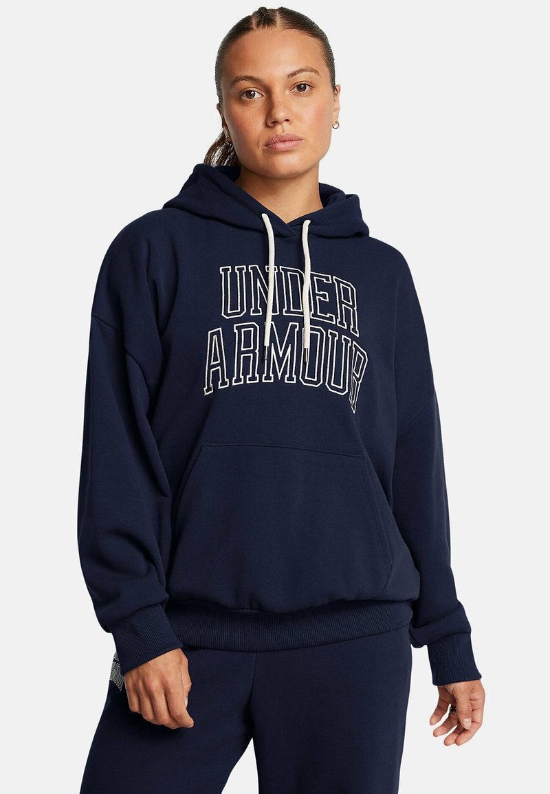 Navyblaue Kapuzenjacke mit "UNDER ARMOUR" in weißem Text, lockere Passform, Kordelzug-Haube, Fronttasche, gerippte Bündchen und Saum. Weicher Stoff.