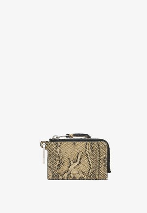 Slangeskind pung i beige og sort, med lynlåslukning, struktureret overflade og en aftagelig rem. Inkluderer sølvhardware accenter.
