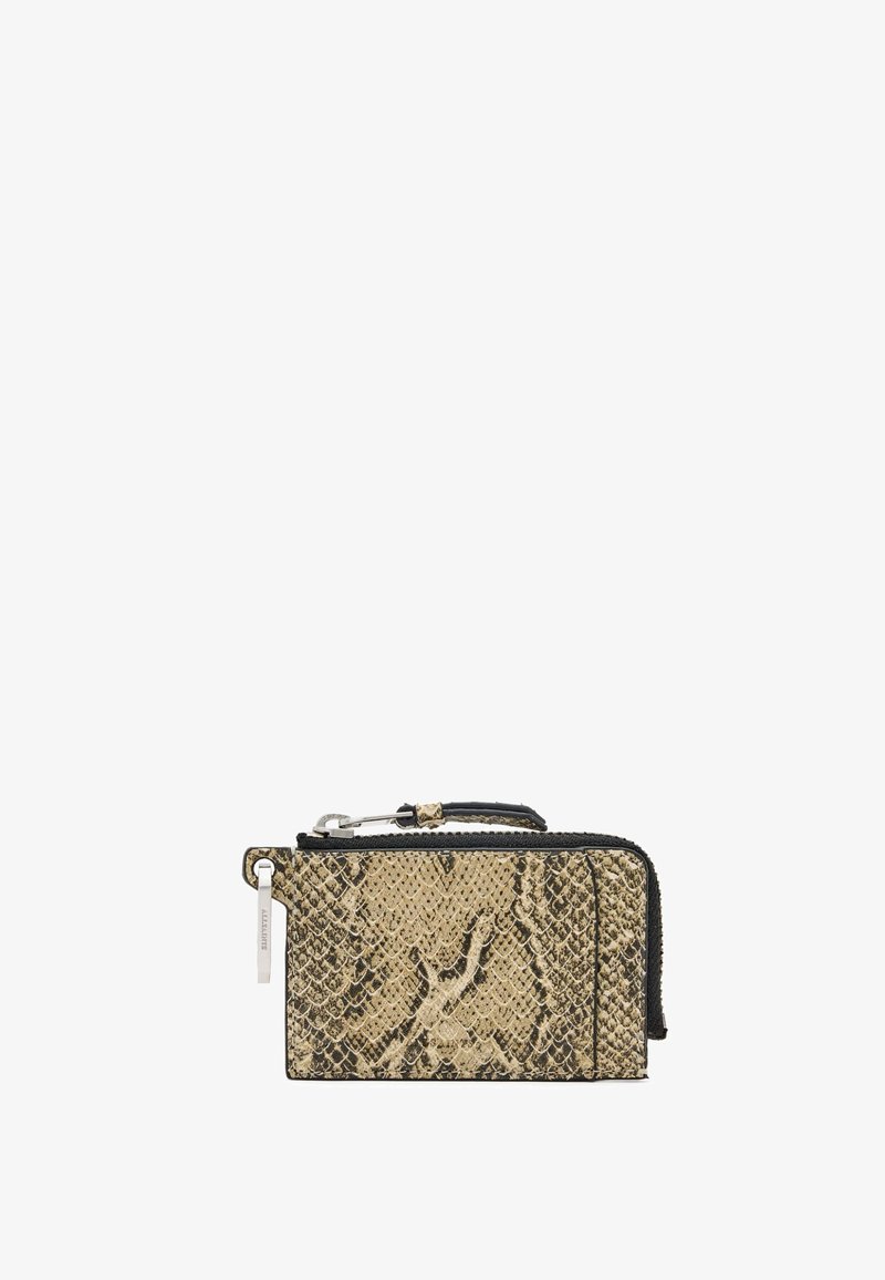 Värikkä sarvikuonokäärme lompakko kamelinruskeana ja mustana, jossa on vetoketjukiinnitys, tekstuuripinta ja irrotettava hihna. Sisältää hopeanväriset yksityiskohdat.