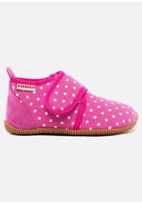 Roze pantoffel met witte stippen, bovenwerk van stof, klittenbandsluiting en zool van gumrubber. Rond neusontwerp met een zachte textuur.