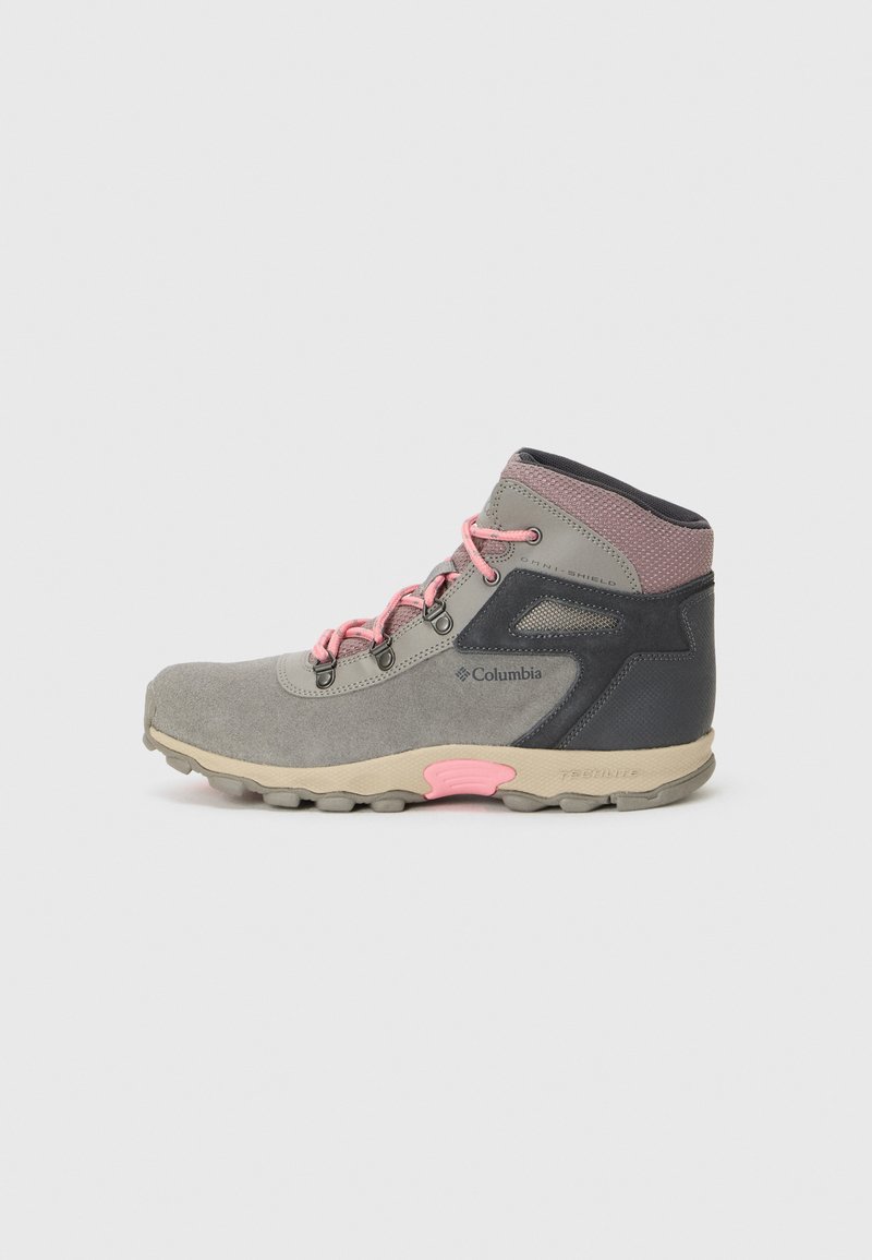 Botín de senderismo en gris y negro con cordones y detalles en rosa, que cuenta con una suela rugosa para tracción y un collar acolchado para mayor comodidad.