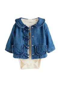 Giacca di jeans con colletto arricciato e dettagli sulle tasche, di colore blu. Chiusura con fiocchi, abbinata a un body bianco con chiusure a scatto.