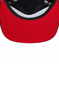 Rote Baseballmütze mit einer einfarbigen roten Krone, schwarzem Schirm und weißem Rand. Verfügt über ein belüftetes Mesh-Innenfutter für Atmungsaktivität.