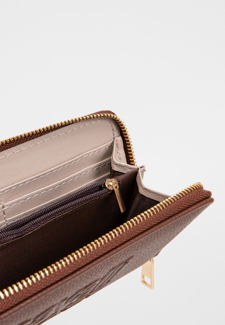 Portafoglio in pelle marrone con zip, aperto per mostrare le fessure beige per carte e una tasca centrale con zip per monete all'interno.