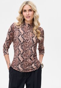 Top met lange mouwen in een patroon van roze en bruin slangenleer, gemaakt van zachte stof met een nauwsluitend ontwerp en een opstaande kraag.