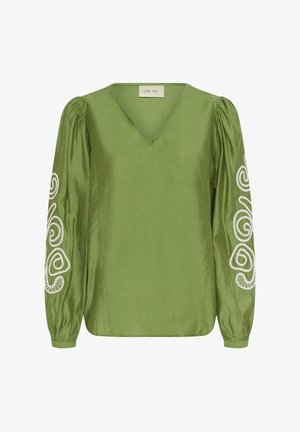 Zielona bluzka z długim rękawem, dekoltem w serek, bufiastymi rękawami oraz białymi haftami w spirale na obu rękawach.