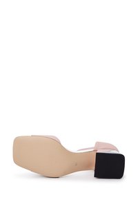 Vaaleanpunaiset korkeat sandaalit, joissa on neliönmuotoinen kärki ja tukeva lohkoepä. Silkkisen nahkainen päällinen, beige pohja, jossa on kuvioitu kumipohja, joka tarjoaa paremman pidon.