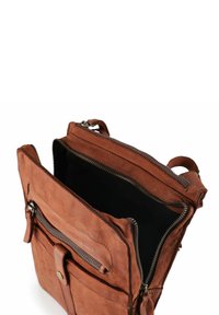 Braune Ledertasche mit Reißverschlussöffnung, zwei Fronttaschen und strukturierter Oberfläche. Das Innere besteht aus schwarzem Stoff und bietet zwei Fächer.