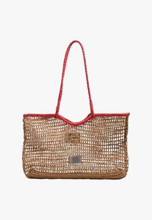Bolso de playa tejido marrón con diseño de malla abierta, asas trenzadas rojas y una pequeña etiqueta rectangular en la parte delantera.