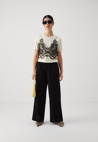 ONLY Petite ONLLUANA TEE - Marškinėliai su spaudiniu - bone white