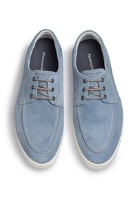 Zapatos de ante azul con punta redonda, cordones grises y suelas de goma blanca. Presentan costuras visibles y una textura suave.