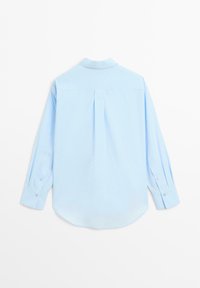 Lichtblauw overhemd met lange mouwen van een gladde stof, met een plooi aan de achterkant, knoopmanchetten en een afgeronde zoom. Strak, eenvoudig ontwerp.