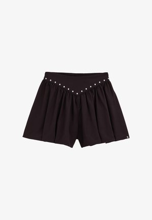 Fekete rövidnadrág, rugalmas derékkal, kicsit bővülő fazonnal és díszítő ezüst szegecsekkel az elején. Puha, könnyű anyagból készült.