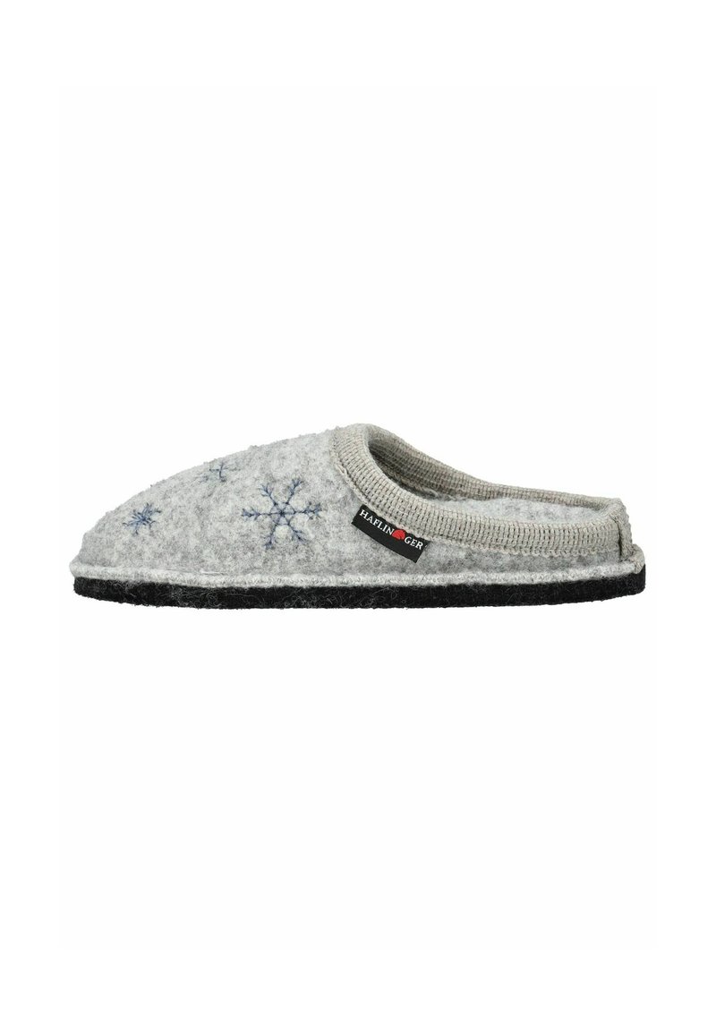 Zapatilla de casa gris con patrones de copos de nieve en azul marino, diseño de talón abierto, puño de punto texturizado en gris y suela de goma negra para agarre.