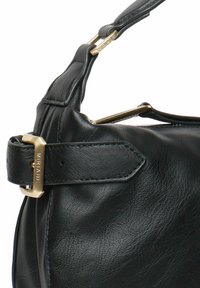 Sac à main en cuir noir avec une finition texturée, doté de quincaillerie dorée, d'une bandoulière amovible et d'une forme structurée. Détail de boucle réglable.