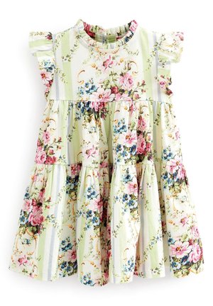 Robe fleurie à manches volantées. Présente un tissu vert clair à rayures avec des motifs de fleurs roses et bleues ainsi qu'un design à étages.