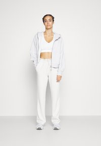 lululemon ENVITAL B/C CUP - Vidēja atbalsta sporta krūšturis - white