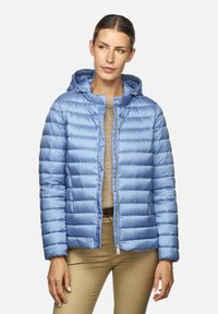 Giacca puffer azzurra chiara con zip frontale, cappuccio e cuciture orizzontali. Texture liscia con finitura lucida, dotata di tasche laterali.